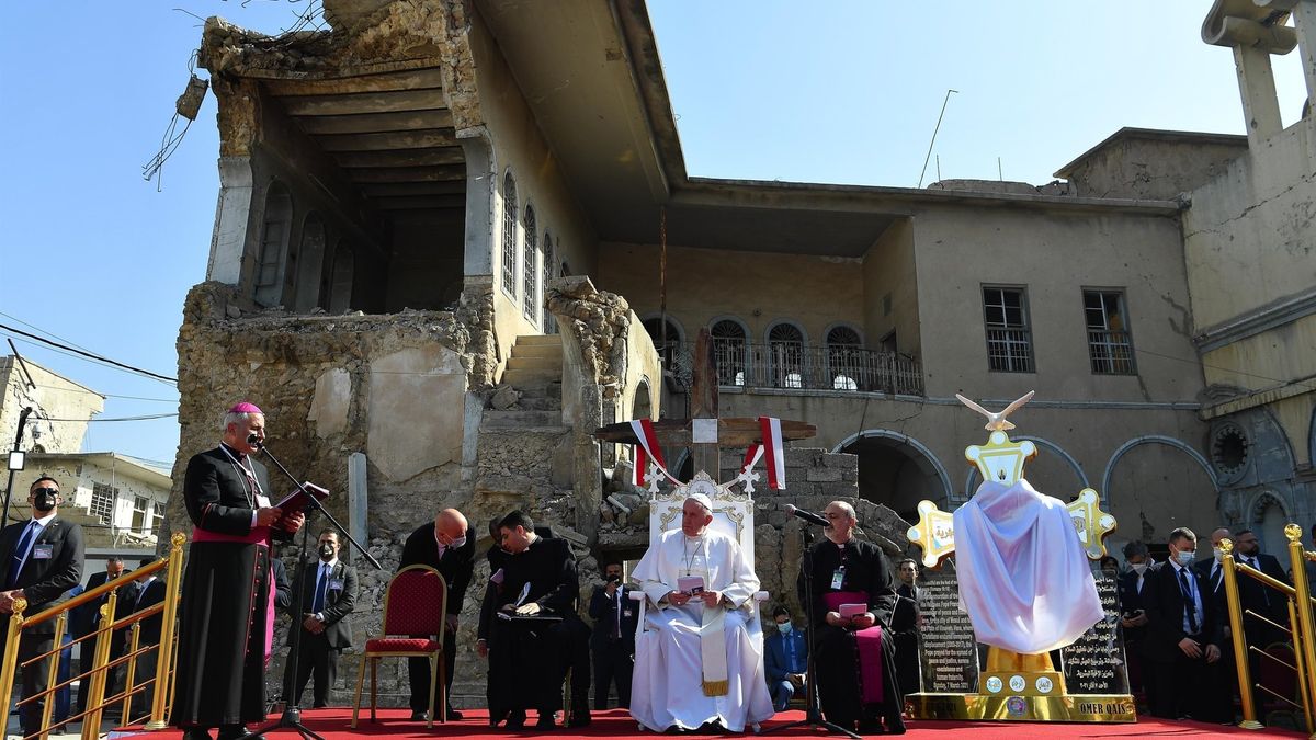 Papež František mezi ruinami. V Mosulu se pomodlil za oběti války